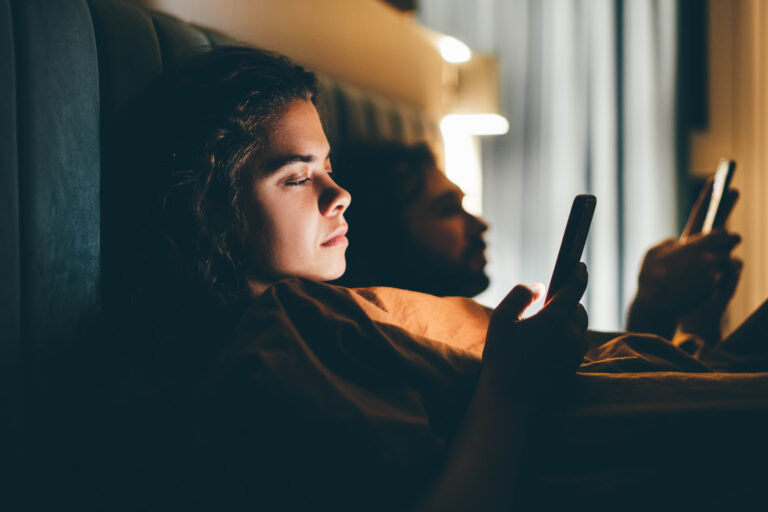 ¿Tú también pasas horas y horas mirando tu celular?